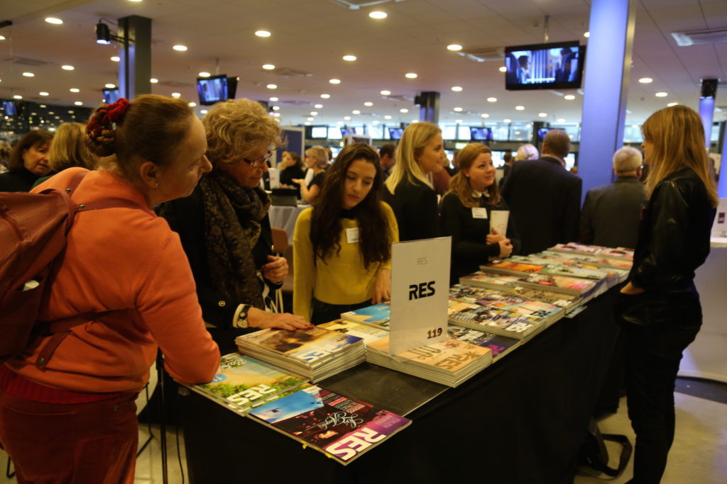 Trängsel framför RES och Travel News bord.