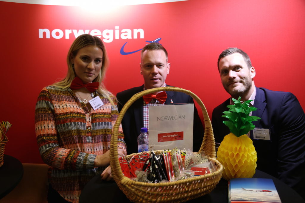 Sanna Jansson och Johan Gripenbrand från Norwegian fick besök av Magnus Genschou, Klarna.