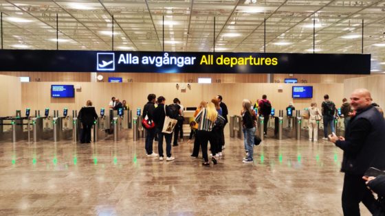 Inrikesflyget fortsätter tappar mark
