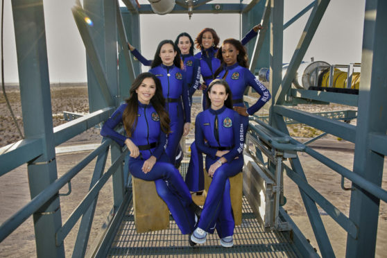 Besättningsmedlemmarna för NS-31:s suborbitala rymduppdrag poserar på Blue Origins uppsändningstorn i Texas. Medurs från nedre vänstra hörnet: Lauren Sanchez, Amanda Nguyen, Katy Perry, Gayle King, Aisha Bowe och Kerianne Flynn. (Foto: Blue Origin)