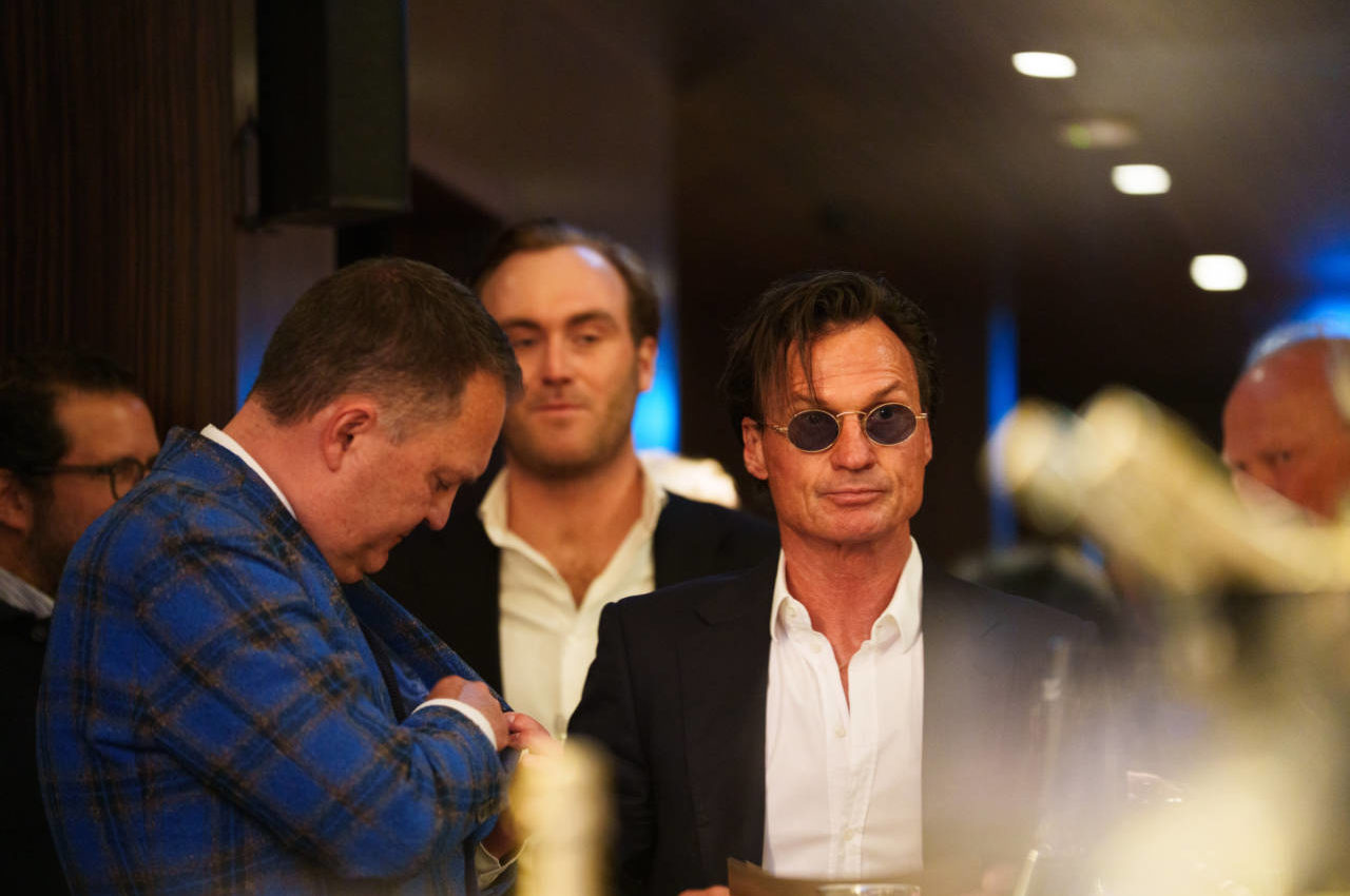 Petter Stordalen gör entré. Foto: Melker Sehlstedt, Midnatt Media