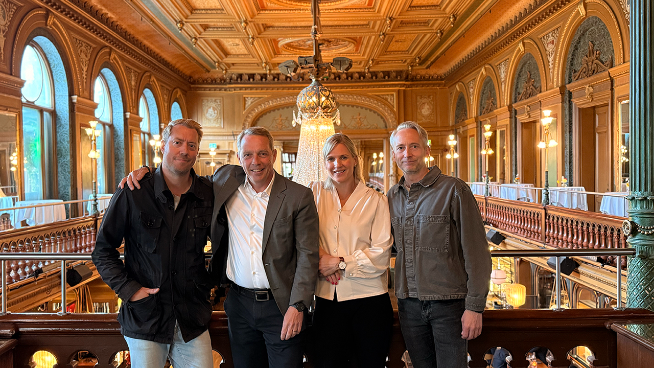 LADDAR FÖR FEST: Robert Pihl, Nils Norberg, Emmelie Johansson och Johan Klein.