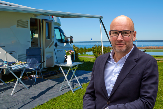 "Oavsett om man bara vill koppla av och andas, upptäcka och umgås, eller om det är adrenalin och äventyr som lockar, så kan Sverige leverera," säger Martin Juhos, vd för Svensk Camping. Foto (porträttbild): Niklas Maupoix