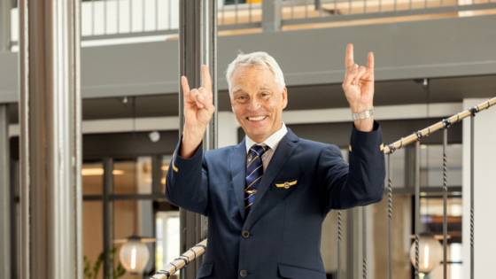 Per Nielsen för första gången i sin nya uniform som Cabin Attendent på den sk Wingscermonin på NLTGs huvudkontor i Stockholm när Per och 15 andra nya kollegor fick sina ”vingar” och blev examinerad efter genomgången utbildning,