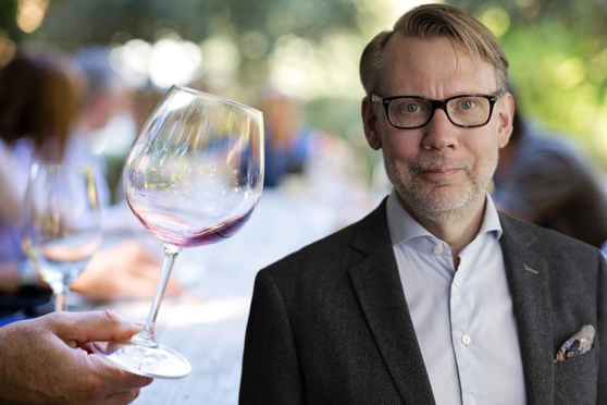 Visitas chefsjurist Stefan Lundin tar strid för fri gårdsförsäljning. Foto (bakgrundsbild): Pixabay. Porträttbild: Visita