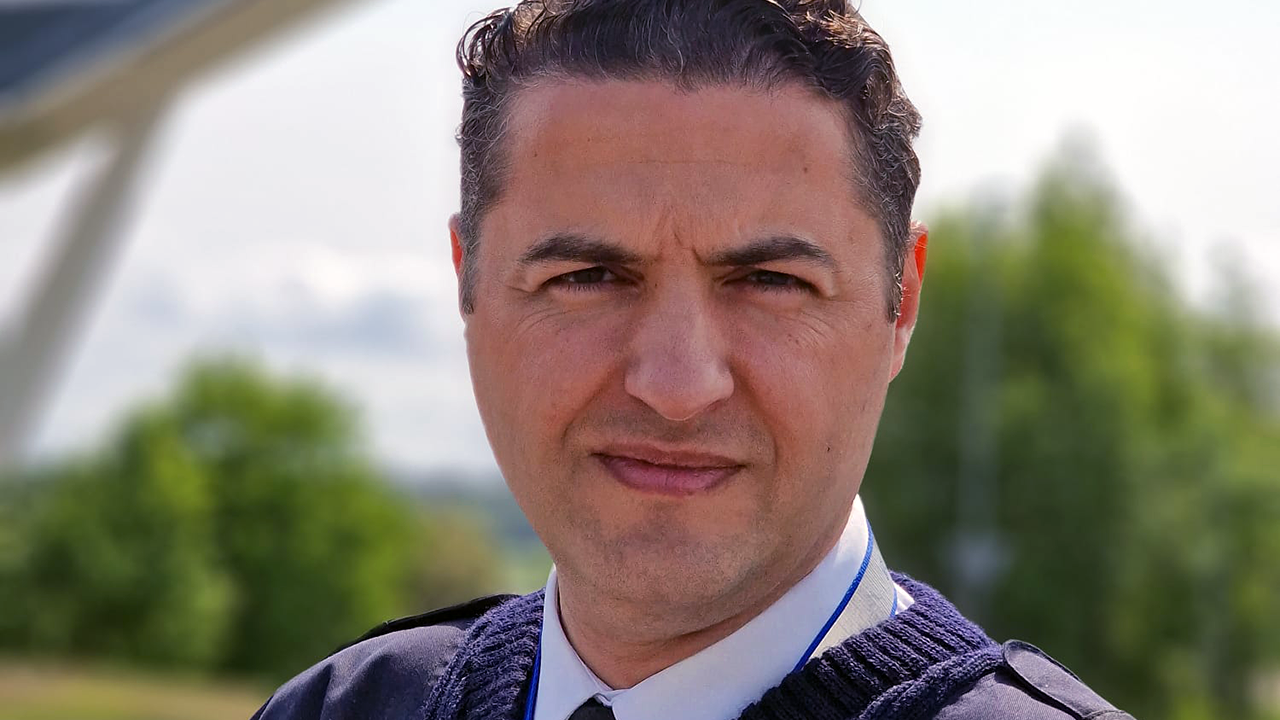 "Det kunde gå tre, fyra veckor mellan flygpassen och då förlorar man flygtrimmen och är tillbaka på ruta ett, berättar Deniz Yazir. Nu har jag inte fått flyga på tre månader."