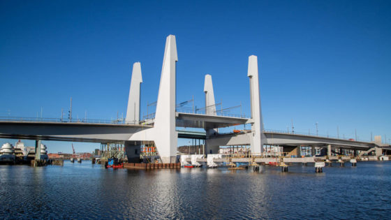 Paddanturen i blåsväder – turister får höra myter om Göteborg