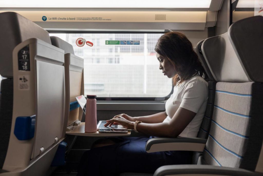kvinna som sitter på seconde class på en sncf tågsträcka