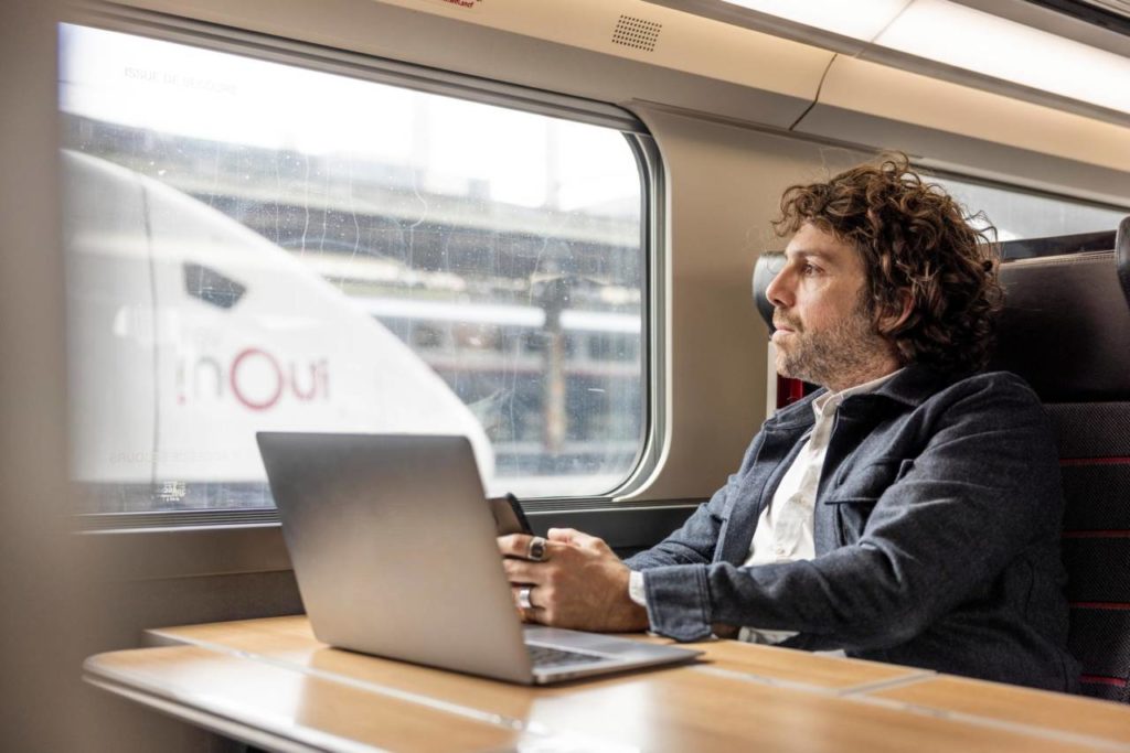 man som sitter i premiere class på en sncf tågsträcka