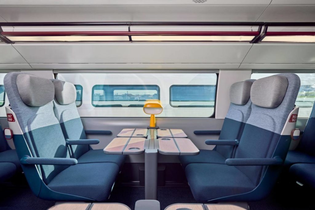 interiören på ett sncf tåg, fyra sitter vända mot varandra