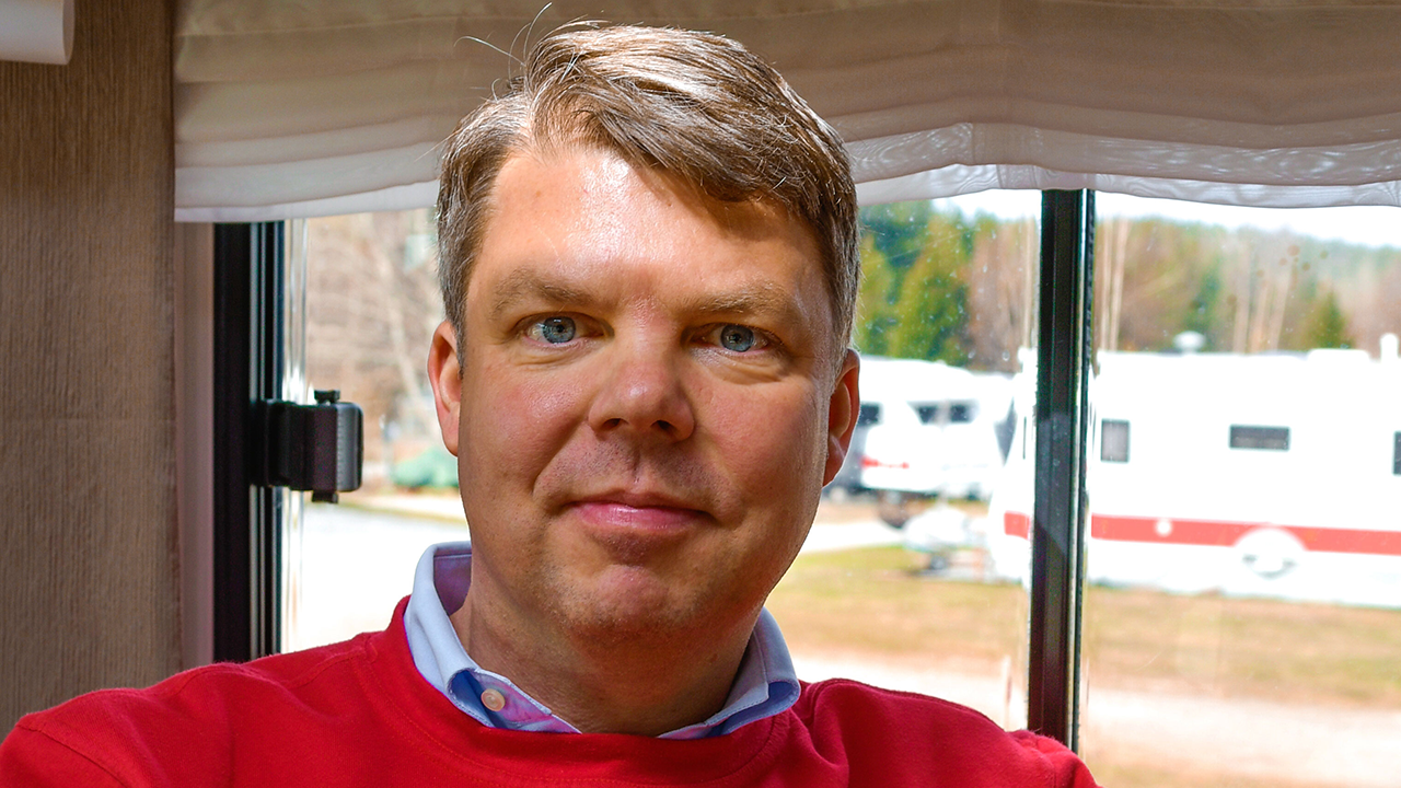 "Vår skuldsättning är säsongsberoende. Vi är ett tillväxtbolag, vi växer organiskt och via förvärv och vi investerar tungt. Det finansierar vi med lån och det har fungerat väl. Vårt driftsöverskott, ebitda, ger oss gott om utrymme att betala våra räntekostnader," säger Johan Söör , vd för First Camp.