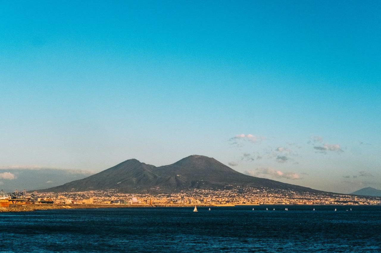 Stor skogsbrand på Vesuvius – alla vandringsleder stängda för turister