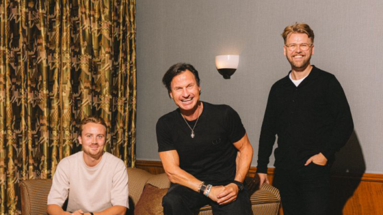 Bakom byrån står kommunikationsexperterna Henrik Mariero Dale och Simen Ringen. Petter Stordalen i mitten.
