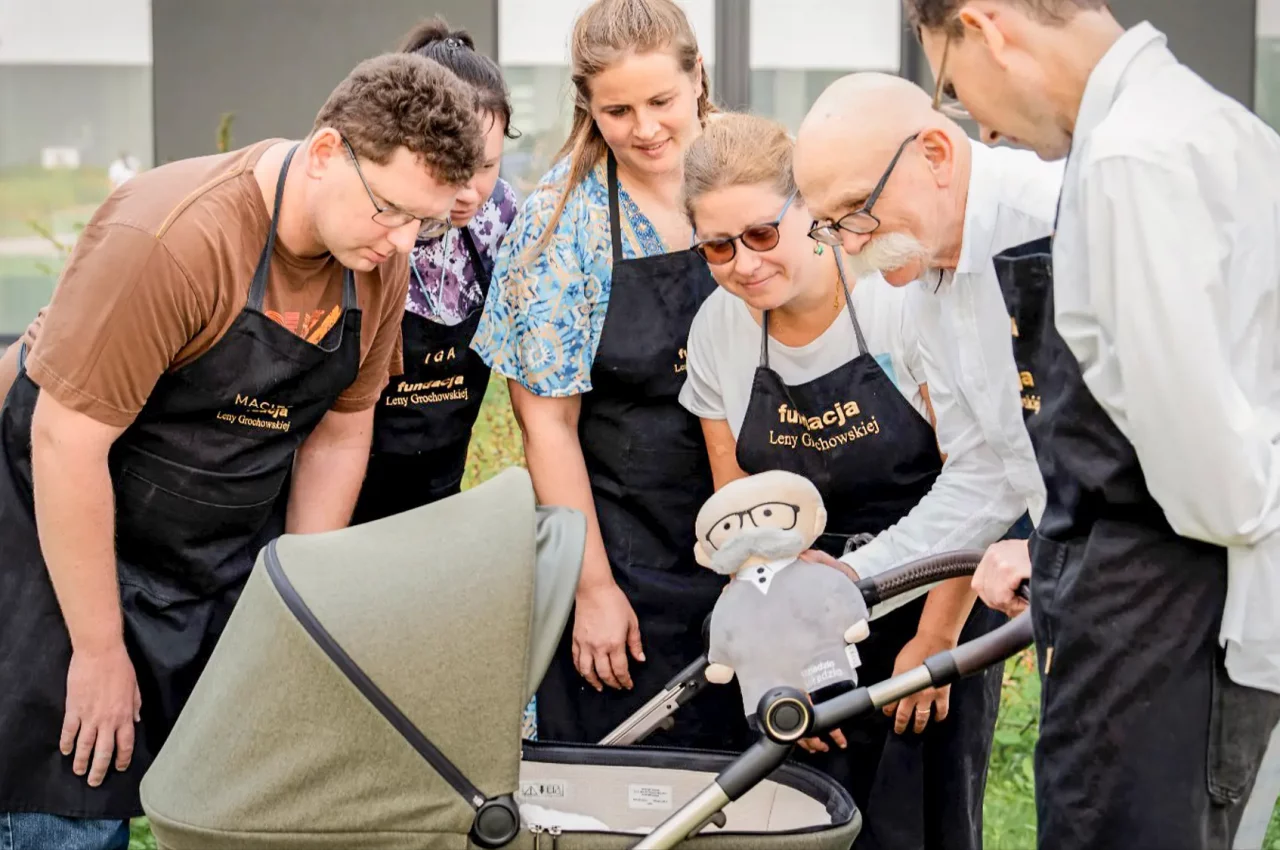 Wladyslaw Grochowski (i mustasch) vill bidra till ökat barnafödande. Foto: Pressbild Arche hotele.