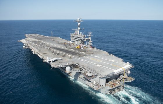 Världens största hangarfartyg, USS Gerald R. Ford, lägger ankar i Palmabukten. Foto: Pixabay