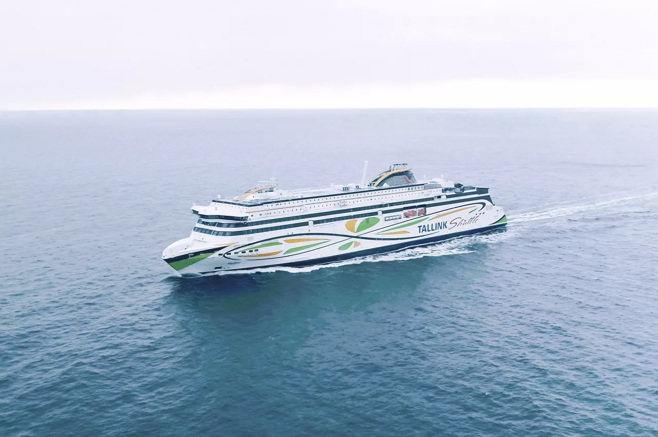 Tallink Grupp fortsätter sin gröna omställning. Rederiets nyaste shuttlefartyg, MyStar, har under de senaste månaderna vid flera tillfällen bunkrat bio-LNG, ett förnybart bränsle som kan minska utsläppen avsevärt jämfört med fossila alternativ. Målet är att successivt övergå till bio-LNG på både MyStar och Megastar. Tallink Grupp fortsätter sin gröna omställning. Rederiets nyaste shuttlefartyg, MyStar, har under de senaste månaderna vid flera tillfällen bunkrat bio-LNG, ett förnybart bränsle som kan minska utsläppen avsevärt jämfört med fossila alternativ. Målet är att successivt övergå till bio-LNG på både MyStar och Megastar.