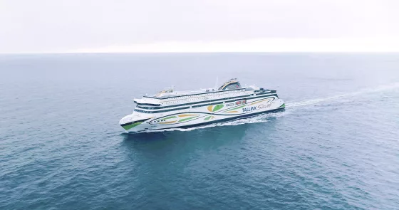 Tallink Grupp fortsätter sin gröna omställning. Rederiets nyaste shuttlefartyg, MyStar, har under de senaste månaderna vid flera tillfällen bunkrat bio-LNG, ett förnybart bränsle som kan minska utsläppen avsevärt jämfört med fossila alternativ. Målet är att successivt övergå till bio-LNG på både MyStar och Megastar.