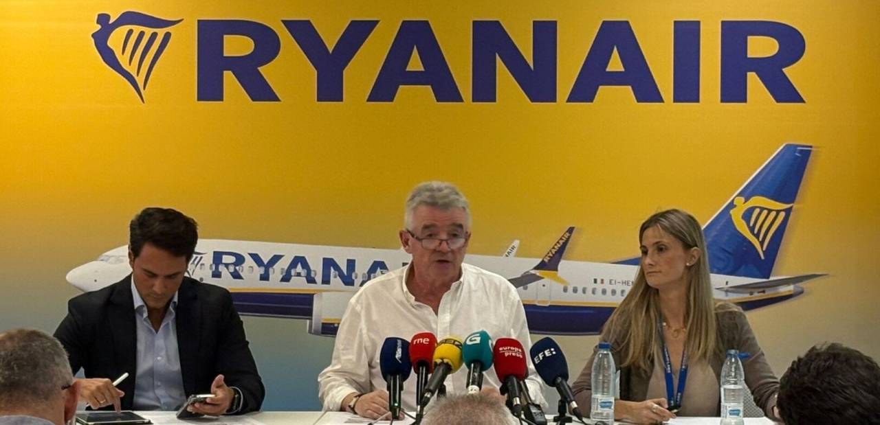 Ryanairs vd Michael O´Leary (mitten) vid onsdagens presskonferens. Foto: Ryanair