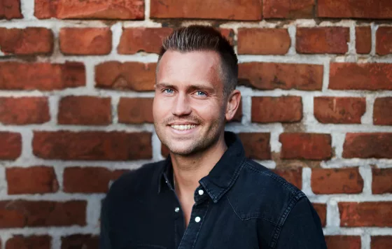 "Jag har alltid dragits till miljöer där service, människomöten och lagarbete står i centrum. Som brandman är man van vid att hantera oväntade situationer, fatta snabba beslut och samtidigt skapa trygghet för andra – allt det har jag haft stor nytta av i hotellvärlden", säger Jonas Blomberg.