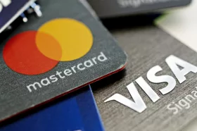 Efter 20 års bråk – Visa och Mastercard sänker kortavgifter
