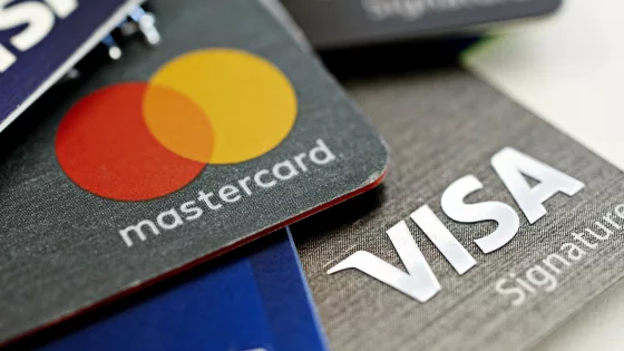 Efter 20 års bråk – Visa och Mastercard sänker kortavgifter