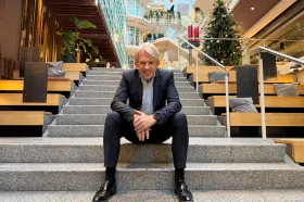 "Jag har aldrig lyckats lämna den flygvärld jag var en del av. En gång flyg, alltid flyg. Det förstår man först när man själv har varit på insidan, säger Eivind Roald, och beskriver flyget som en bransch där människor stannar kvar även genom tuffa omställningar. Foto: Jan Henrik Uvatne