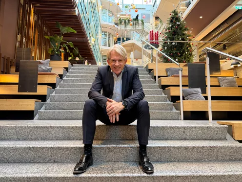 "Jag har aldrig lyckats lämna den flygvärld jag var en del av. En gång flyg, alltid flyg. Det förstår man först när man själv har varit på insidan, säger Eivind Roald, och beskriver flyget som en bransch där människor stannar kvar även genom tuffa omställningar. Foto: Jan Henrik Uvatne