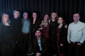 Ajla Halilovic, Azra Halilovic, Ammar Najjar, Ida Eidsto, Iza Dahlvik, Alicia Silfverlin, Nathalie Karlsson, Josef Cetin och sittandes George Ässaf. Foto: Pressbild