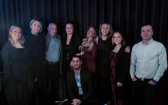 Ajla Halilovic, Azra Halilovic, Ammar Najjar, Ida Eidsto, Iza Dahlvik, Alicia Silfverlin, Nathalie Karlsson, Josef Cetin och sittandes George Ässaf. Foto: Pressbild