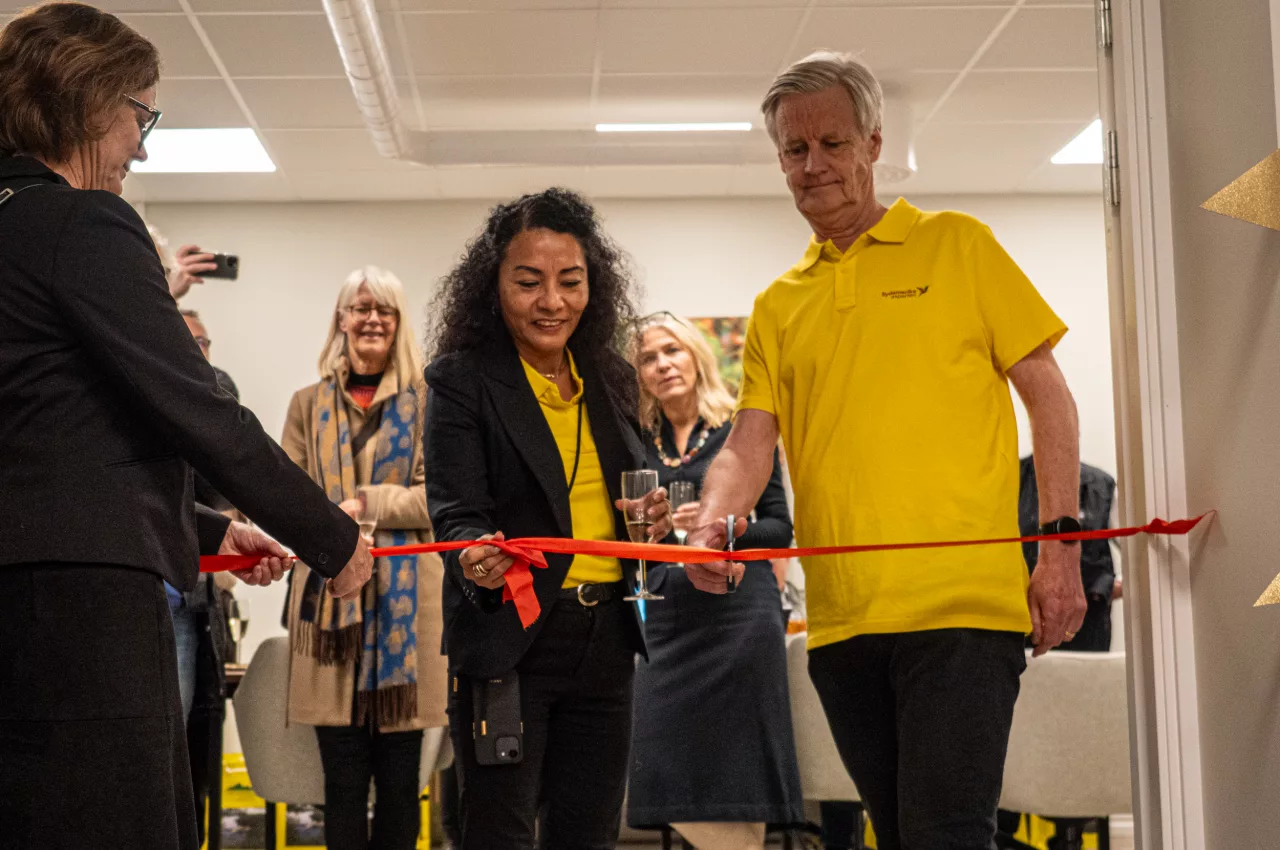 Björn Larsson, vd Sydamerikaexperten och Madeleine Norum, vd Specialresor, klipper band på nya kontoret på Trädgårdsgatan 5. I mitten Amalia Apaza. Foto: Niklas Nilsson