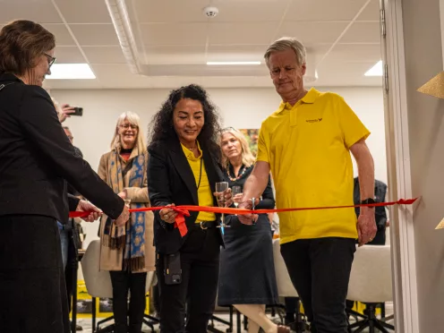 Björn Larsson, vd Sydamerikaexperten och Madeleine Norum, vd Specialresor, klipper band på nya kontoret på Trädgårdsgatan 5. I mitten Amalia Apaza. Foto: Niklas Nilsson