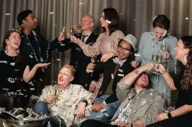 Personerna på bilden har inget att göra med artikeln – de illustrerar bara glädje. Foto: Strawberry