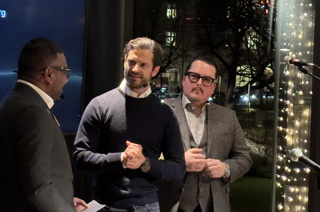 Prins Carl Philip och Oscar Kylberg som har designat Stratum Suites by Bernadotte & Kylberg på Clarion Hotel Sign. Foto: Nils Norberg