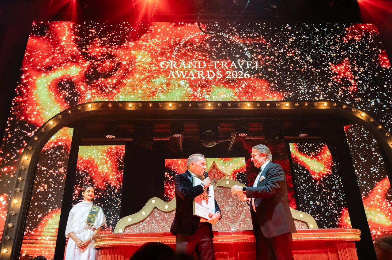 Nils Norberg tog emot priset av David Kurtz, vd för Travel News i Norge. Foto: Heidi Henriksen