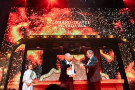 Nils Norberg tog emot priset av David Kurtz, vd för Travel News i Norge. Foto: Heidi Henriksen