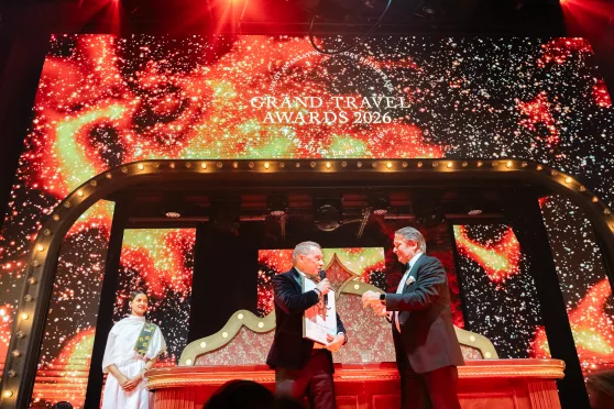 Nils Norberg tog emot priset av David Kurtz, vd för Travel News i Norge. Foto: Heidi Henriksen