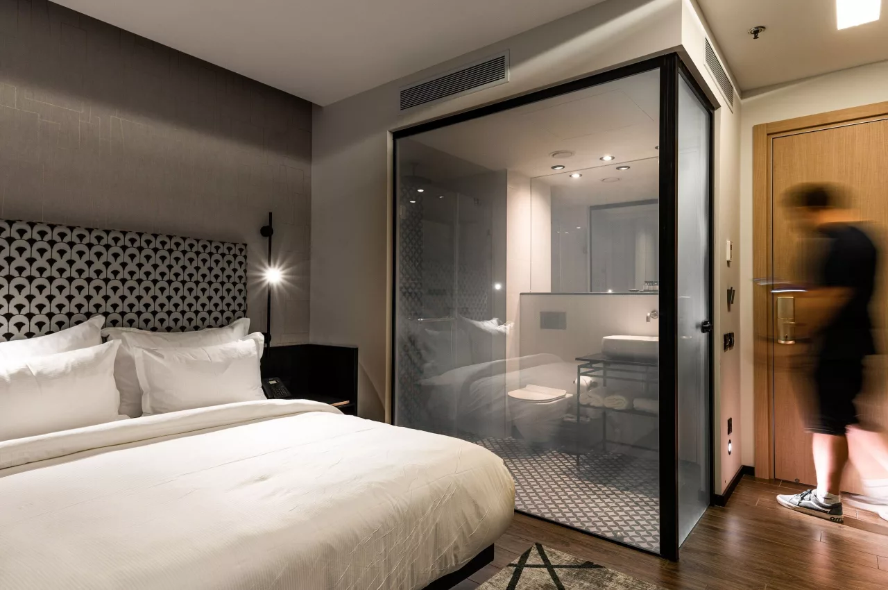 Hotellbadrummets hänger löst – och gästerna rasar