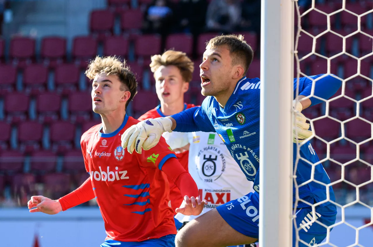 Helsingborgs Alexander Johansson och Örebros målvakt Jakub Ojrzynski under fotbollsmatchen i Superettan mellan Helsingborg och Örebro den 19 oktober 2025 i Helsingborg. Foto: Christoffer Borg Mattisson / BILDBYRÅN