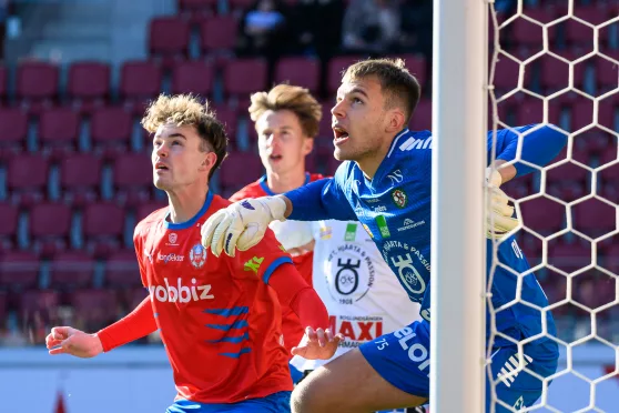 Helsingborgs Alexander Johansson och Örebros målvakt Jakub Ojrzynski under fotbollsmatchen i Superettan mellan Helsingborg och Örebro den 19 oktober 2025 i Helsingborg. Foto: Christoffer Borg Mattisson / BILDBYRÅN