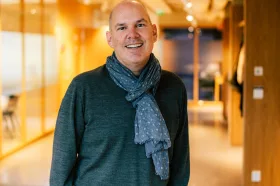 "De senaste tio åren har bjudit på allt i krisväg. Från flyktingkatastrofen 2015 till terrordådet på Drottninggatan 2017, pandemin 2020 och hackerattacken 2021 och just nu Rysslands aggressioner mot Ukraina. Det är erfarenheterna och kunskapen från allt detta bland våra 20 000 medarbetare som gör att vi bygger vår beredskap," säger Kenneth Hultgren. Director of Communications and Public Affairs, Strawberry. 