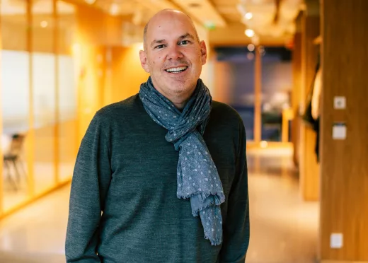 "De senaste tio åren har bjudit på allt i krisväg. Från flyktingkatastrofen 2015 till terrordådet på Drottninggatan 2017, pandemin 2020 och hackerattacken 2021 och just nu Rysslands aggressioner mot Ukraina. Det är erfarenheterna och kunskapen från allt detta bland våra 20 000 medarbetare som gör att vi bygger vår beredskap," säger Kenneth Hultgren. Director of Communications and Public Affairs, Strawberry. 