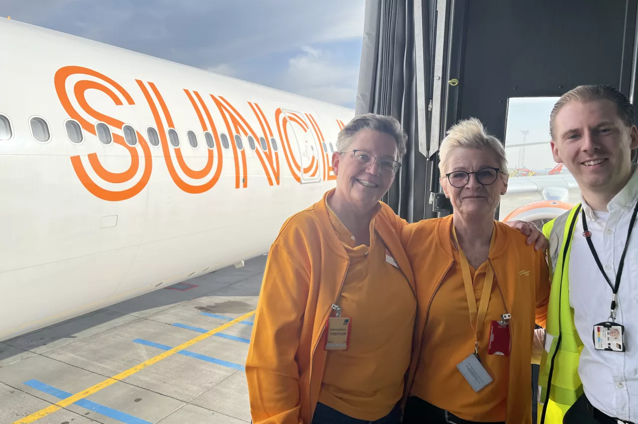 De 315 resenärerna möttes av Vings egen personal på Kastrup Airport, Köpenhamn, på mådag förmiddag.