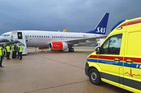 Kärnan i operationen är ett specialanpassat Boeing 737-plan med intensivvårdskapacitet. Foto: Pressbild