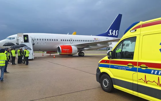 Kärnan i operationen är ett specialanpassat Boeing 737-plan med intensivvårdskapacitet. Foto: Pressbild