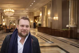 "Tekniken tar hand om de repetitiva frågorna så att personalen kan fokusera på mötet med gästen. Det mänskliga värdskapet är fortsatt centralt; tekniken ska förstärka det, inte ersätta det", säger Aidgents grundare John Kjellquist.