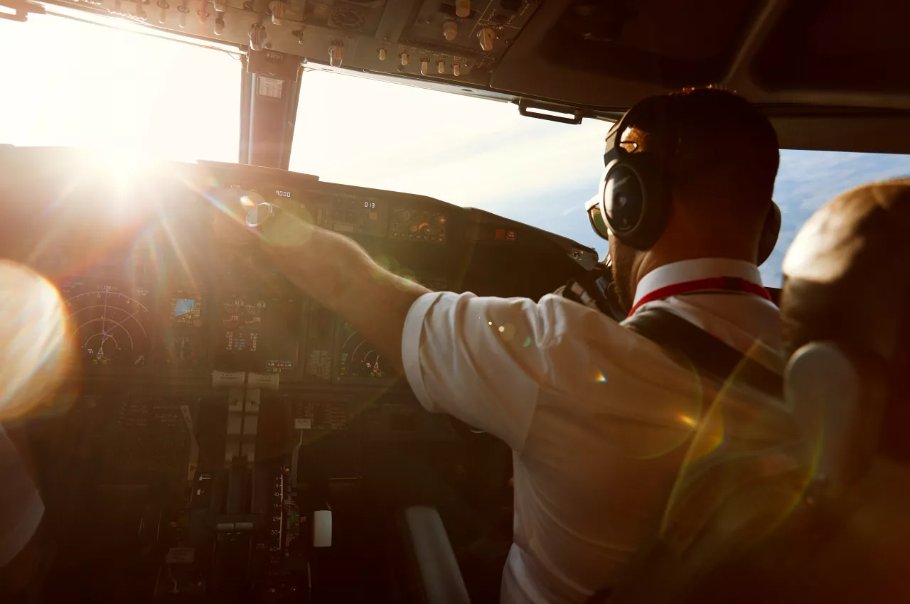 Pilot i cockpit. Foto: Norwegian