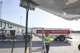 SAF-tankning på Aalborg flygplats. Foto: Norwegian