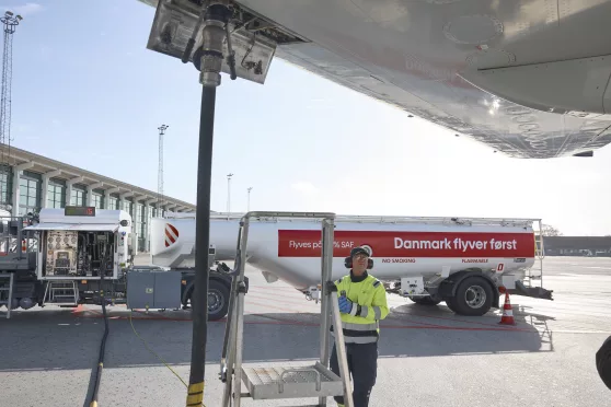 SAF-tankning på Aalborg flygplats. Foto: Norwegian