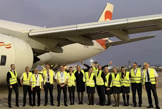 Hela besättningen på det korta markstoppet på Male, första gången ett Sunclass Airlines flyg landat på Maldiverna. På ut turen var det fyra piloter, tio cabin crew och en flygtekniker. Totalt sett var det en 17 timmar lång flygning, CPH-MLE-HKT och sen hem igen HKT-CPH. Foto: Sunclass